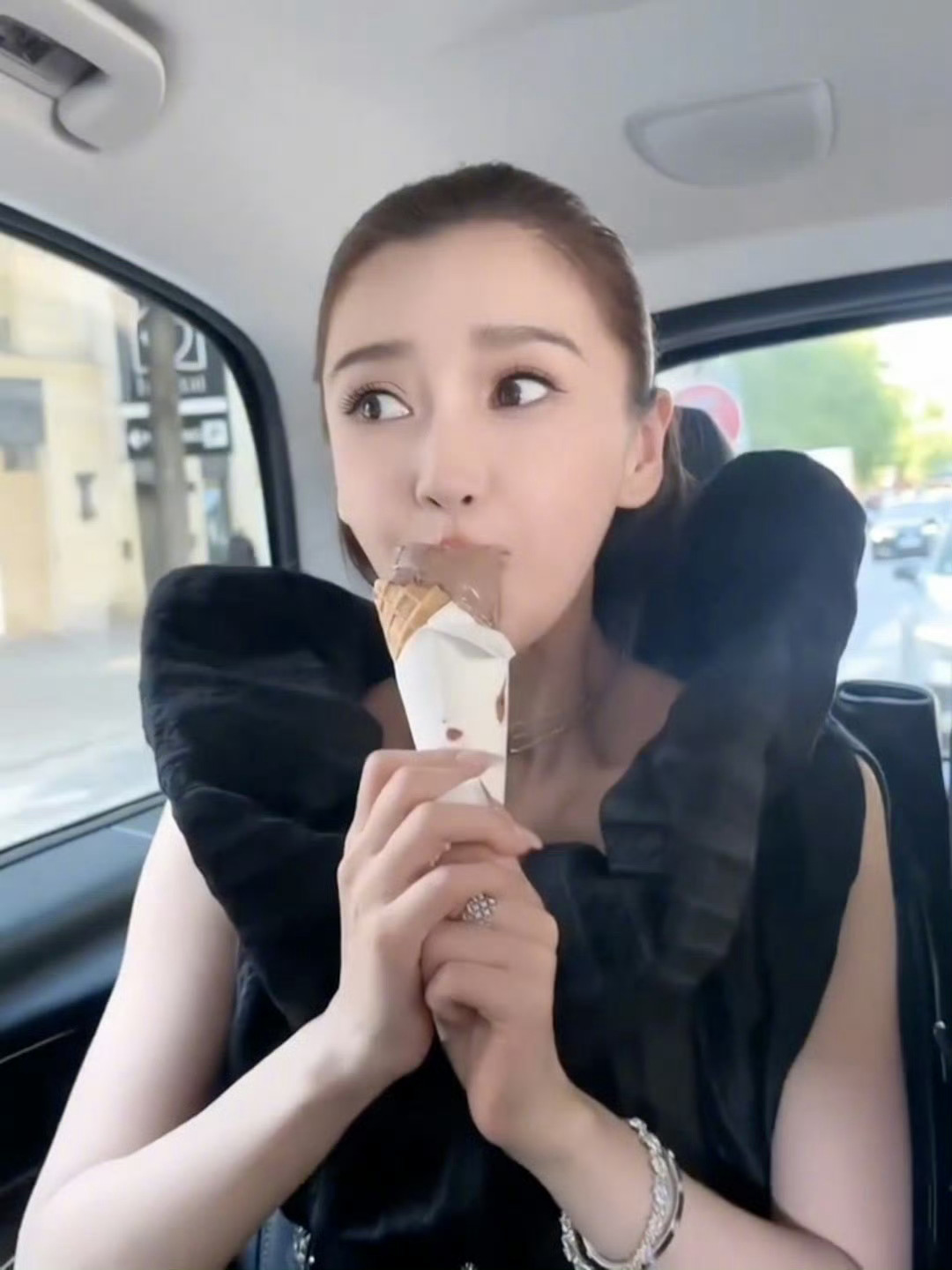 看口型就知道Angelababy有多开心她的开心全写在脸上，口型里都是“太好吃了