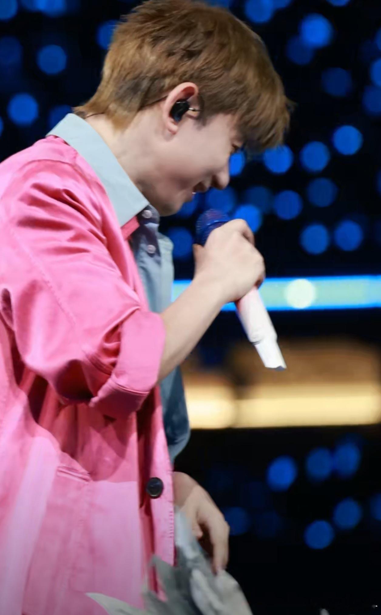 此刻化身一只尖叫鸡！杰哥我在这！看台区也有梦想！张杰别抽他了抽我张杰现场抽观众上