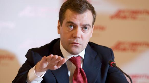 彻底决裂了！英法两国敢做初一，那俄罗斯就敢做十五，俄罗斯安全会议副主席梅德韦杰夫