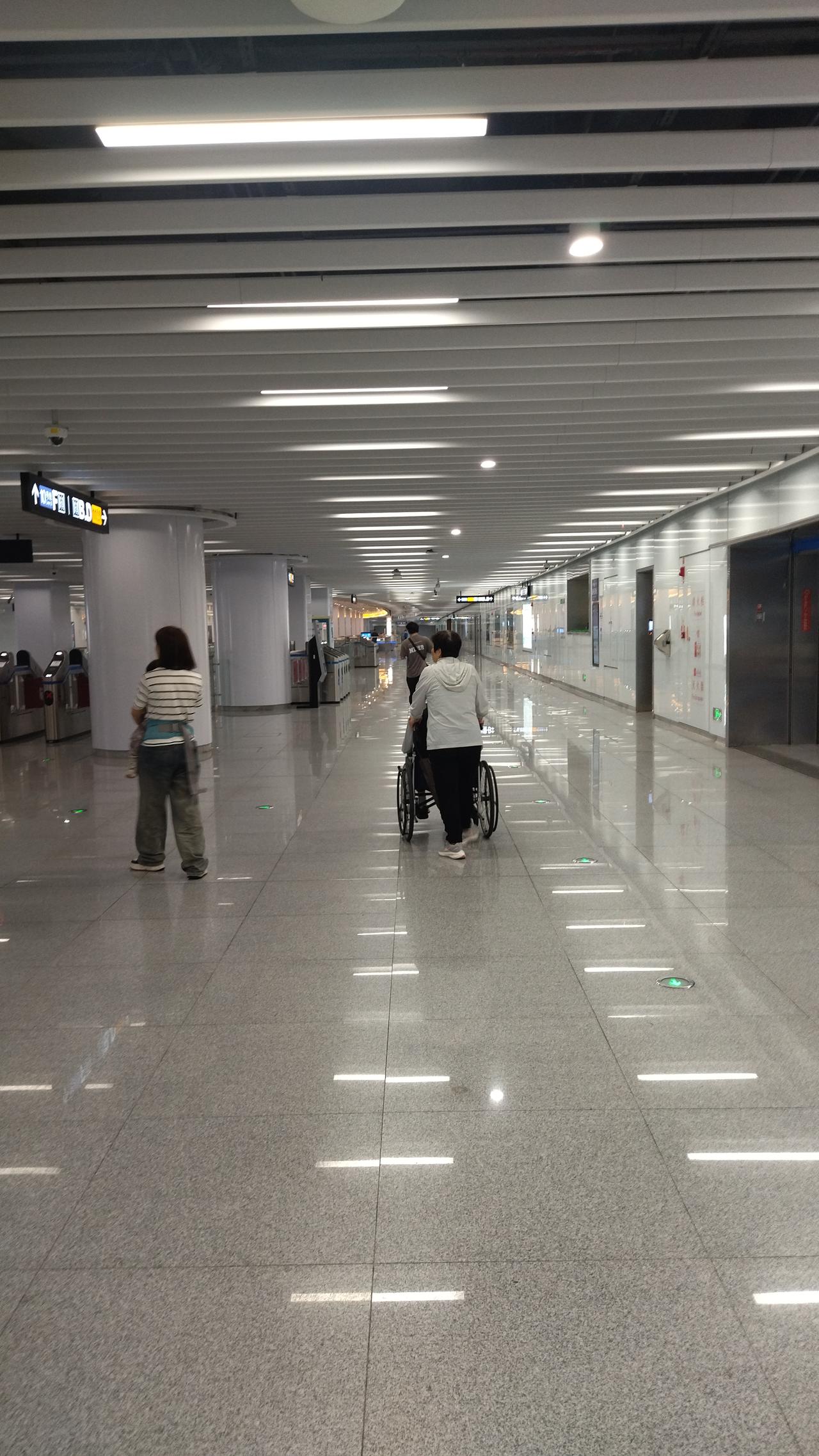 你能想象处于人流密集区域的地铁站（五凤站）周四下午的客流量是这样的？前五张图是我