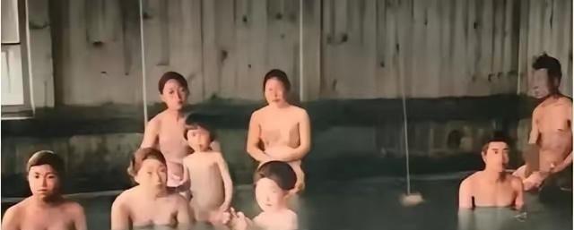 1902年，日本东京一家洗澡堂，男男女女在同一个池子里洗浴，摄影师拍下了这张照片
