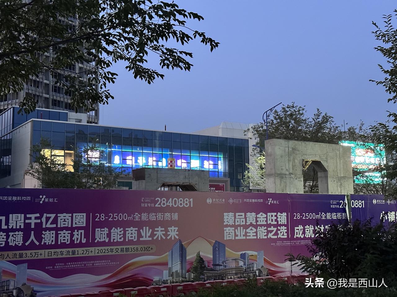 粉丝拍图！紫金城市广场门口的紫金天桥一侧的桥墩已经浇筑好了，整个天桥预计十一国庆