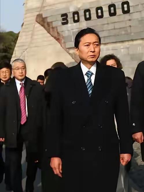 头条快讯：日本政坛大变天！鸠山灵魂四问，戳破高市早苗危险真相

    高市早苗