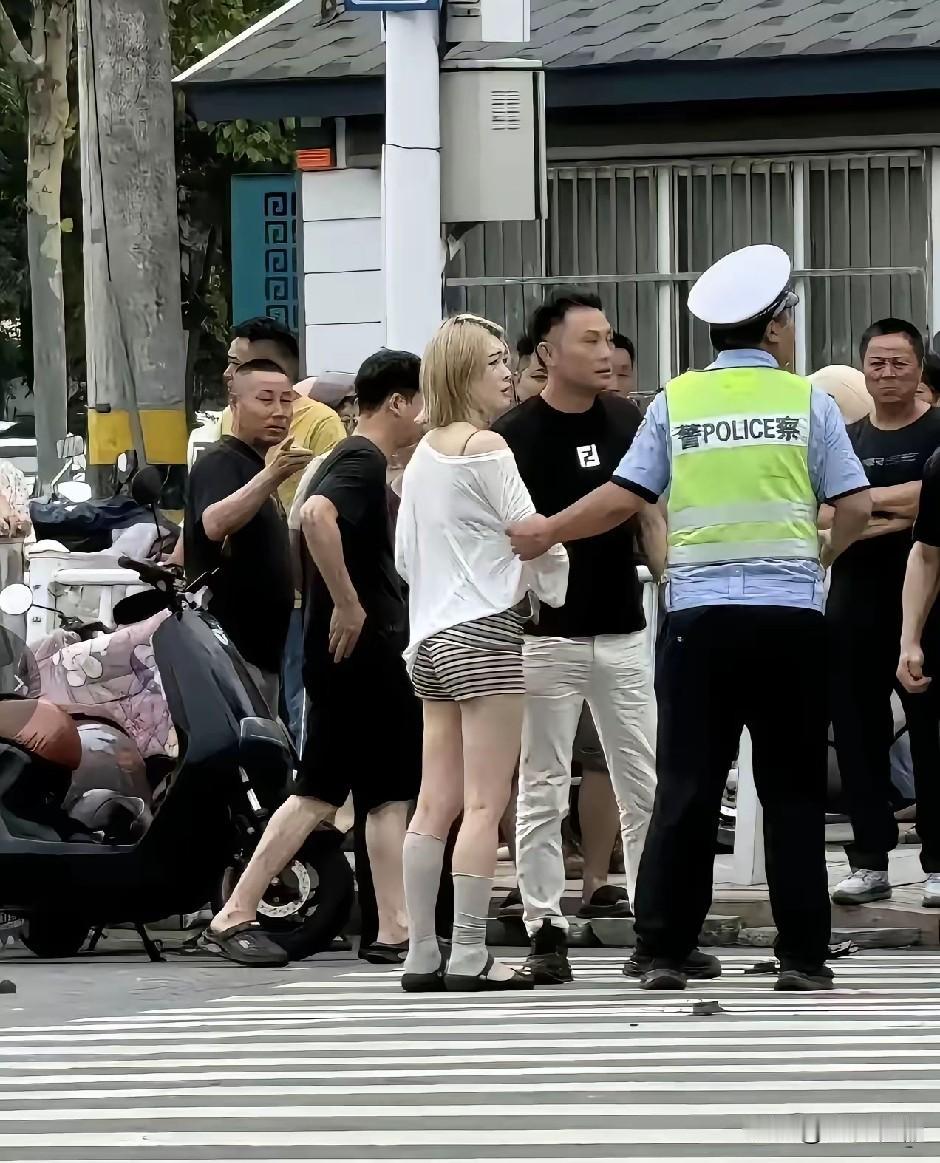 如果我在现场，估计会控制不住！

说这个婆娘是个白痴，但她还知道要送自己孩子去上