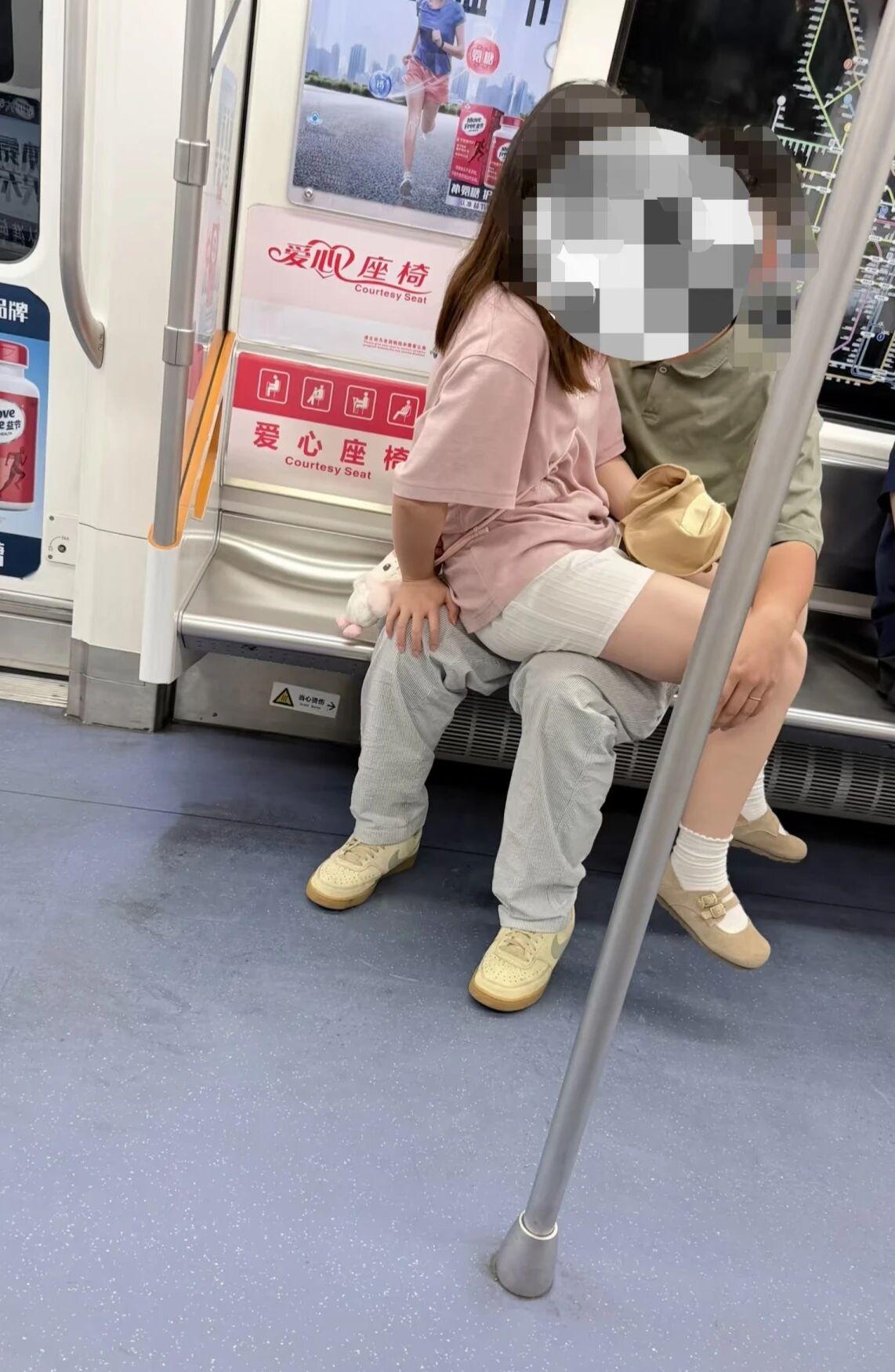 是我太保守了？这女的有座位不坐，非得坐在男人大腿上。