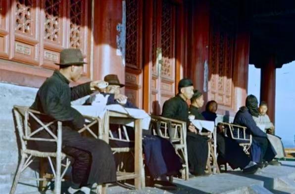 1948上海生死饭局：一顿沉默晚餐，一处袖口污渍，救下整座地下情报网
 
（本文