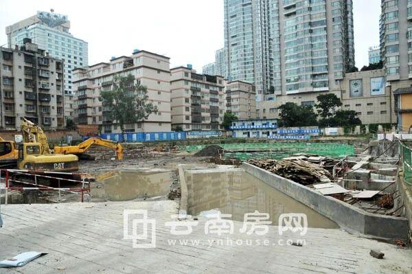 金碧广场对面的东方首座项目，将在未月底在次拍卖西塔地块。这个项目二十多年了，在2