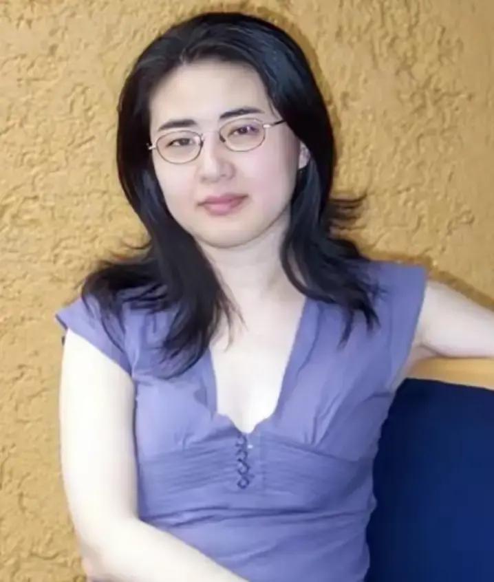 1999年，年仅28岁的北大超级才女田晓菲，竟然不顾家里老两口反对到气得咬牙切齿