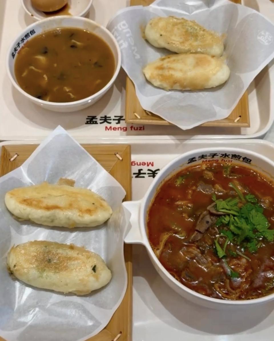一碗面、两块饼，真香啊！这顿早餐有煎饺和汤面，真丰盛！