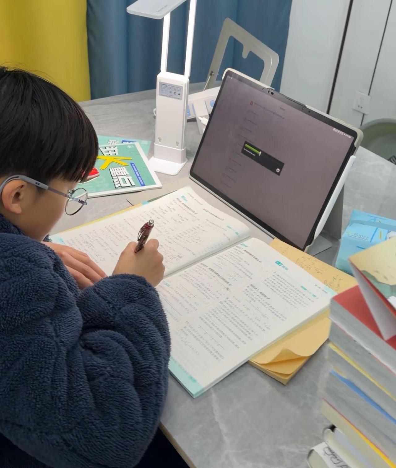 六年级的第一次家长会，坐了两个小时，冻的全身冰冷，9点半到家看到你还在努力的学习