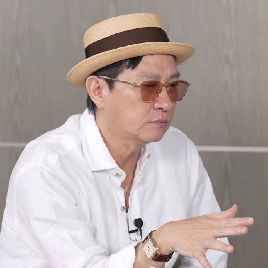 特意去查了下张家辉，
真的让我佩服得五体投地，
原来他和华强完全不一样，他是实打