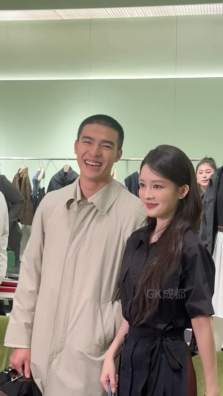 早上恋情曝光下午出席品牌活动的陈昊森，笑得好开心～还和李沁同框了，《七夜雪》姐弟