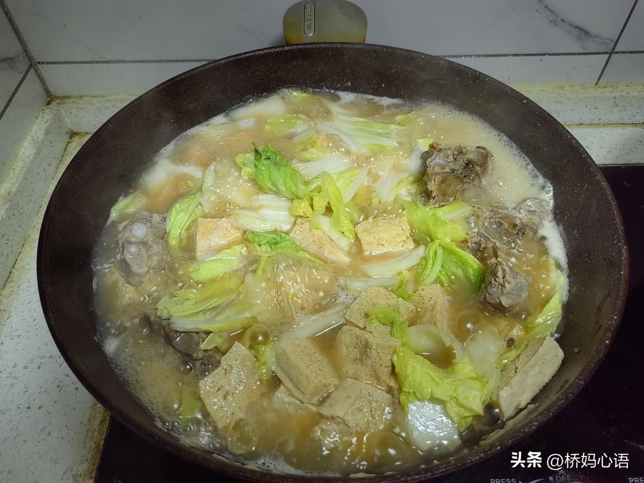 我退休了，每月退休金2800元，没啥事，我就出去走走，不想总窝在一个地方。

儿