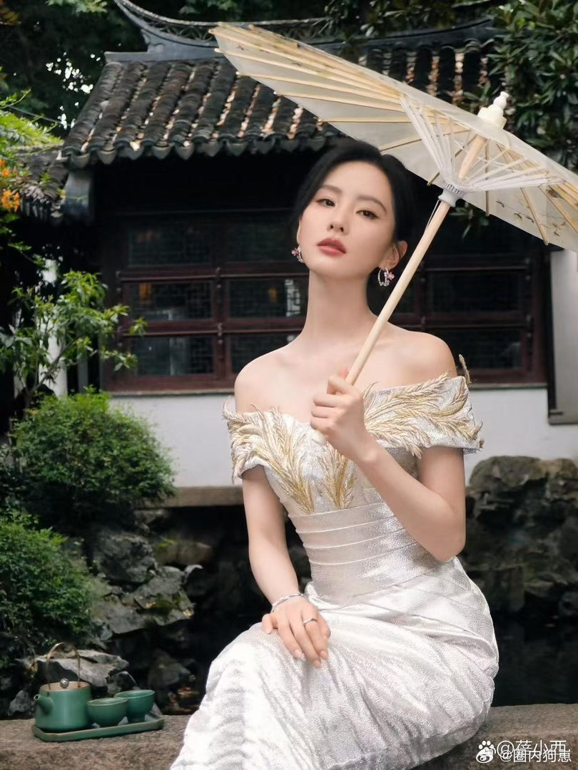刘诗诗独一份的清冷气质太出众，抹胸礼裙搭配精致盘发，优雅大方，满是高级氛围感。 