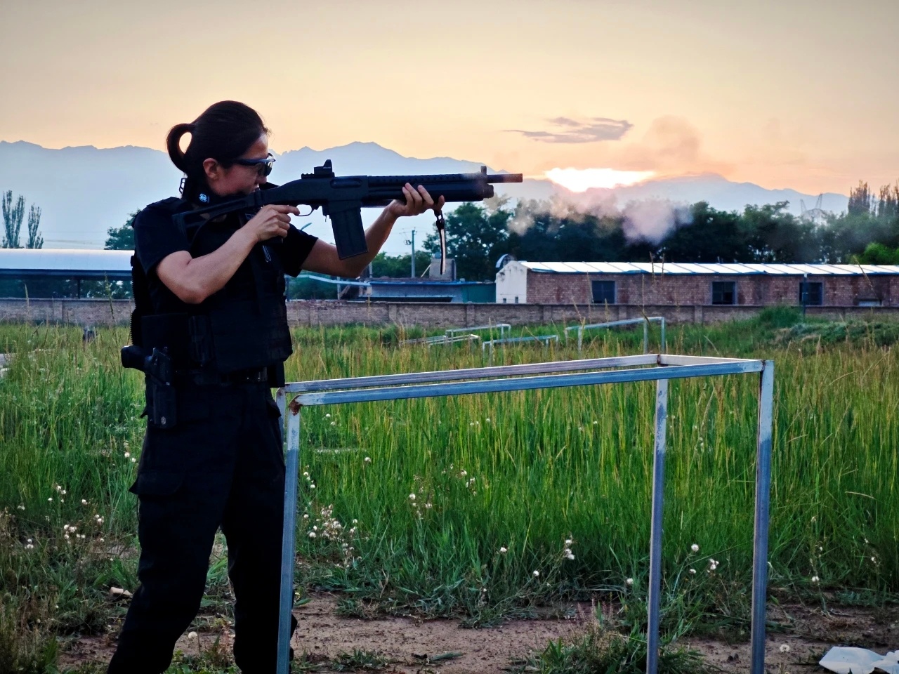 97防暴枪加装近战瞄具，好看咧。这适配后机瞄的皮轨条替换件应该正经厂家的产品，不