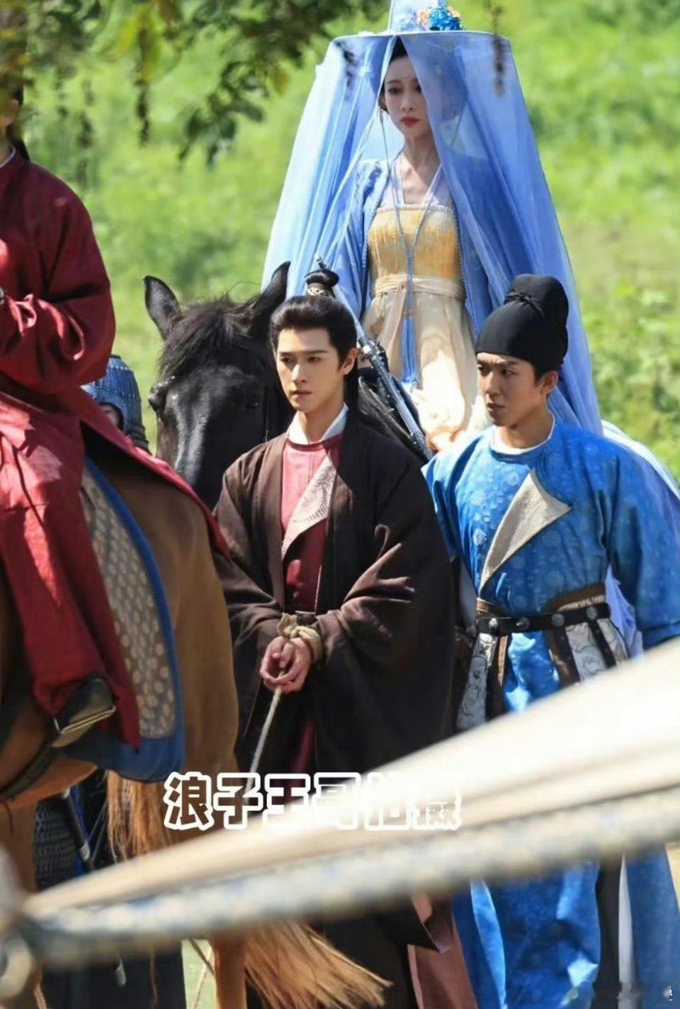女主这个纱披和服装都廉价成A级既视感 ​​​