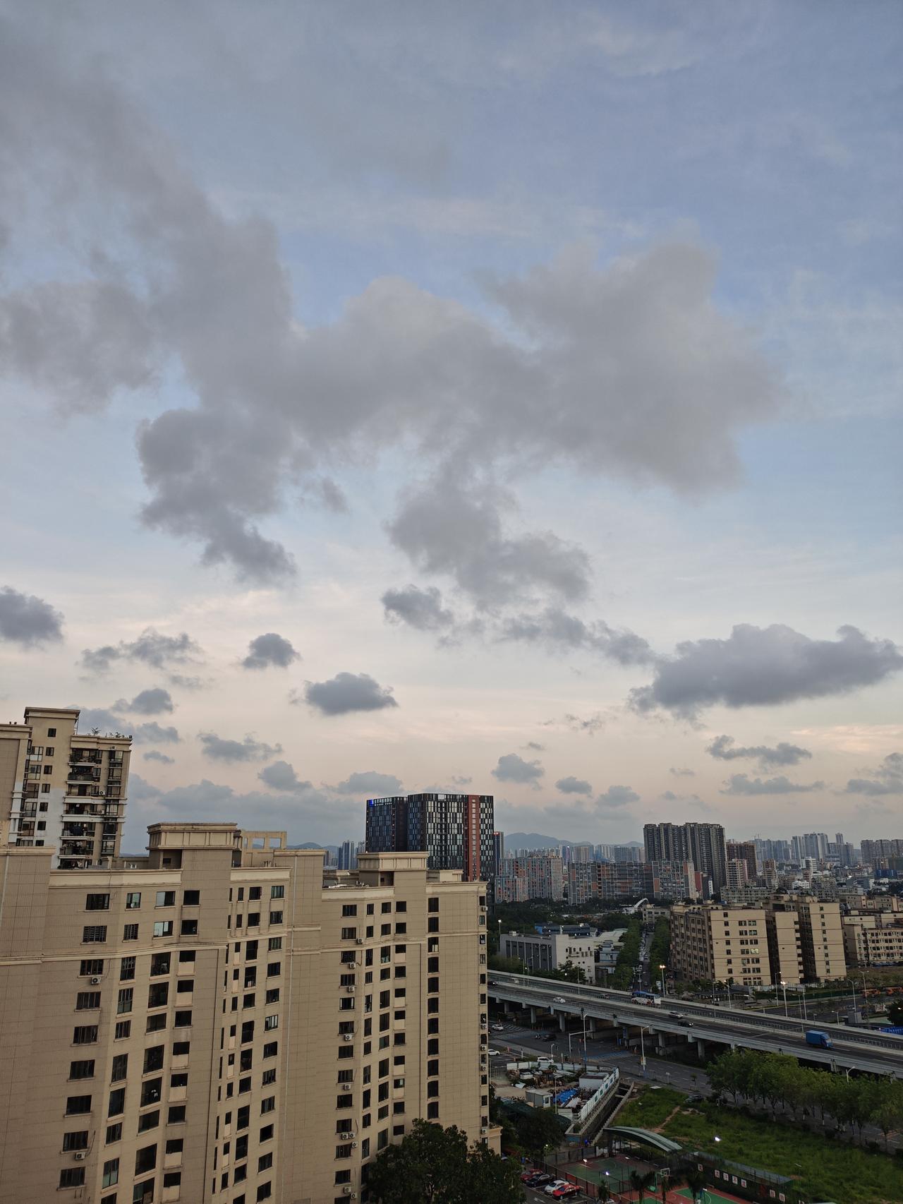 谁有夕阳的照片可以分享一下吗昨天晚上刚拍到的夕阳照片，夕阳在天上像一幅美丽的油画