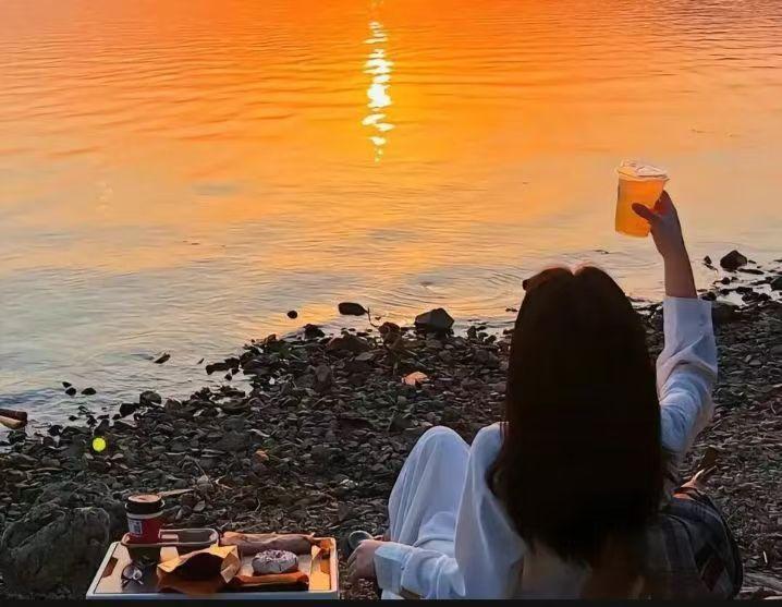 北城拘留所外，风砚尘手握母亲遗物手表抵押保释妹妹，却撞见妻子江妙璇护着“白月光”