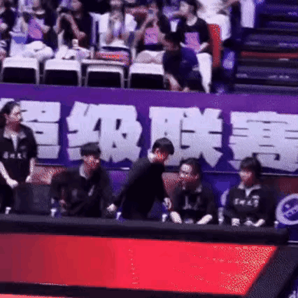 孙颖莎着急忙慌离开赛场赶往北京。孙颖莎本来是可以不来乒超的第二阶段的，大部队都是