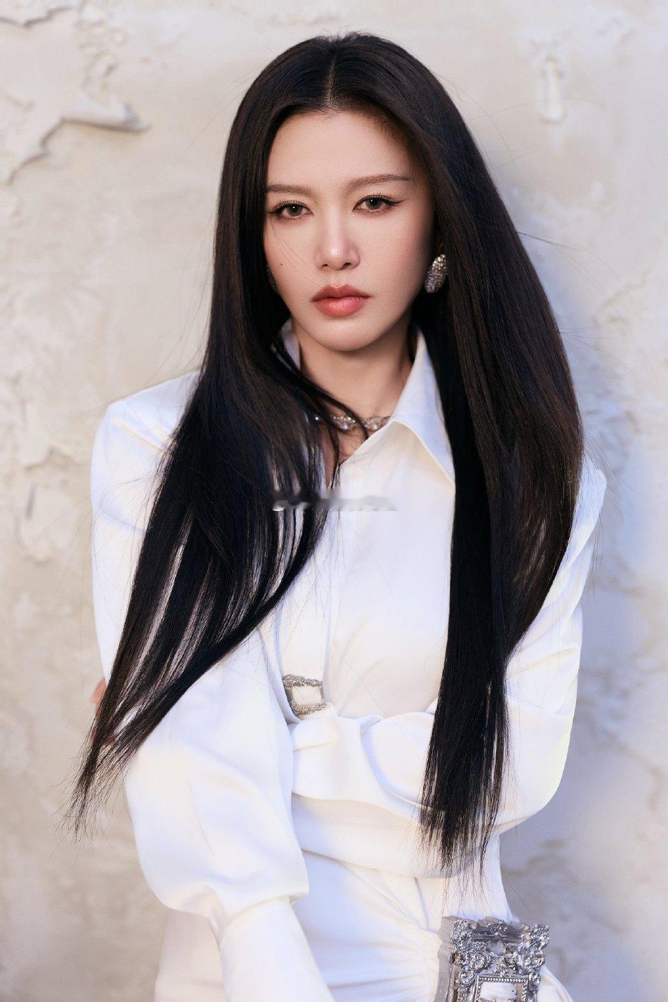 谭维维直发vs谭维维卷发 直发是清爽的风，卷发是温柔的浪，谭维维把两种感觉都演绎