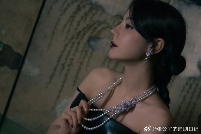 迪丽热巴复古珍珠女郎迪丽热巴复古名伶感迪丽热巴这套造型也太绝了吧！黑黄撞色超吸睛