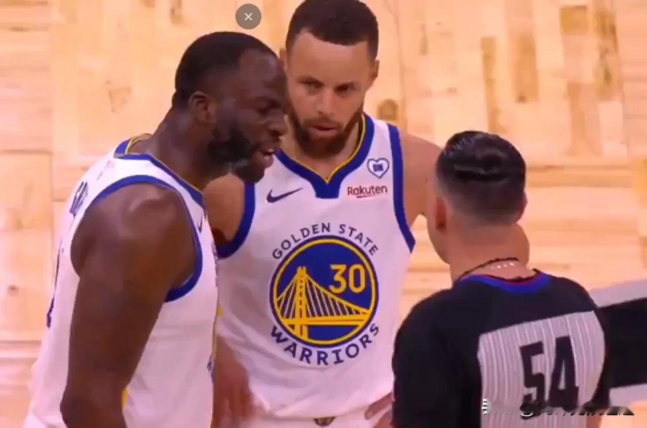 斯蒂芬库里看着德雷蒙德，只是想知道为什么他在比赛开始不到 4 分钟就这么做😭
