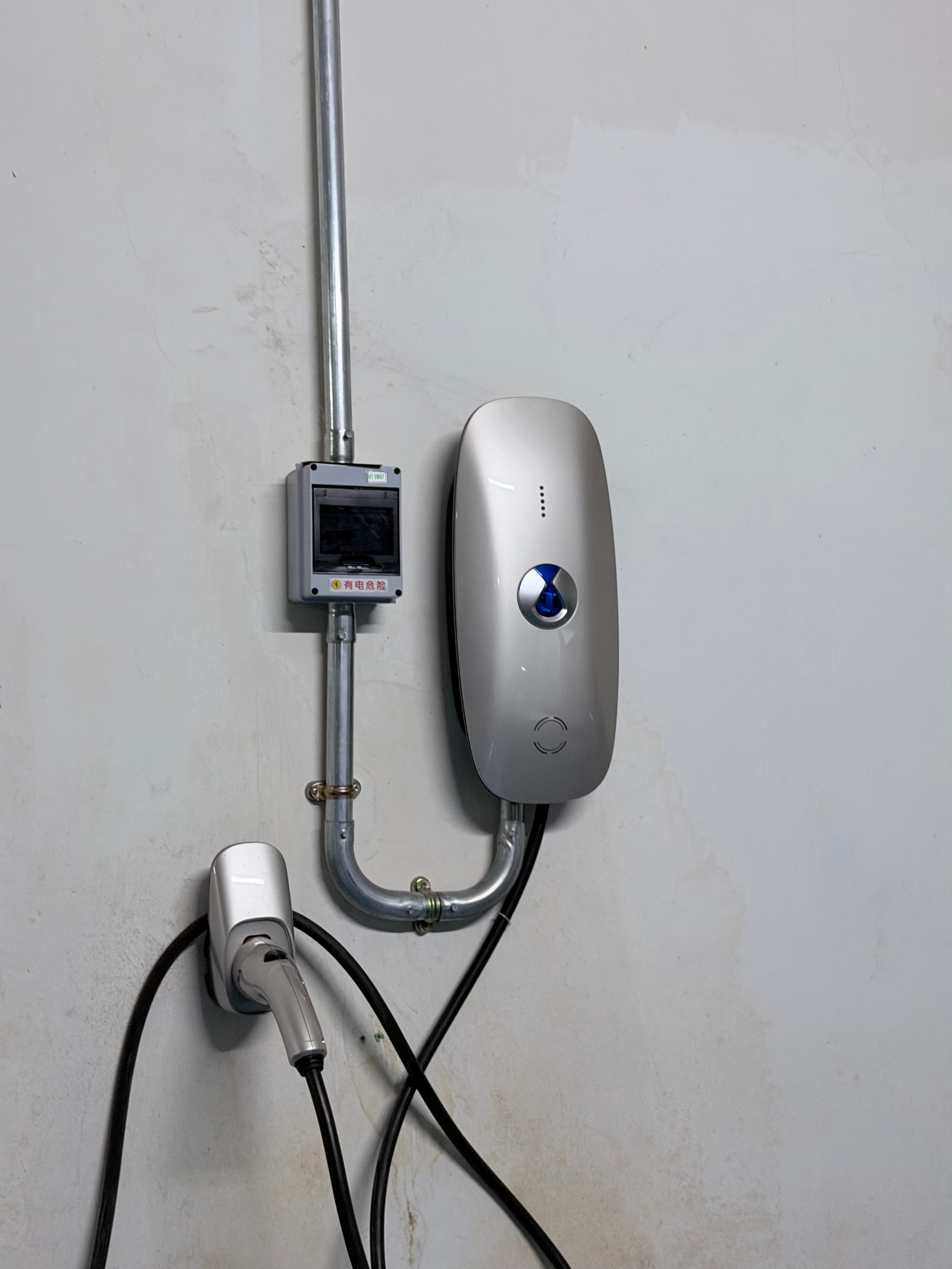 网上对充电桩问题吵吵闹闹我为啥没感觉呢……因为腾势第一代的充电桩也就那样[二哈]