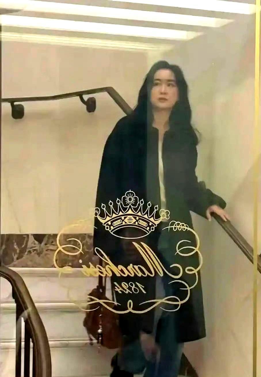 100斤，不是肉，是她撕下的“讨好”标签。
每天8小时拳击，拳头先砸向镜子里的胖