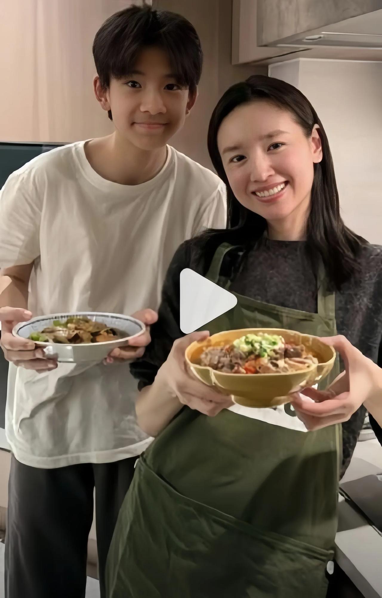 董洁与儿子合影。
董洁给儿子做饭，母子两人看着非常温馨，这时的儿子已经长成英俊的