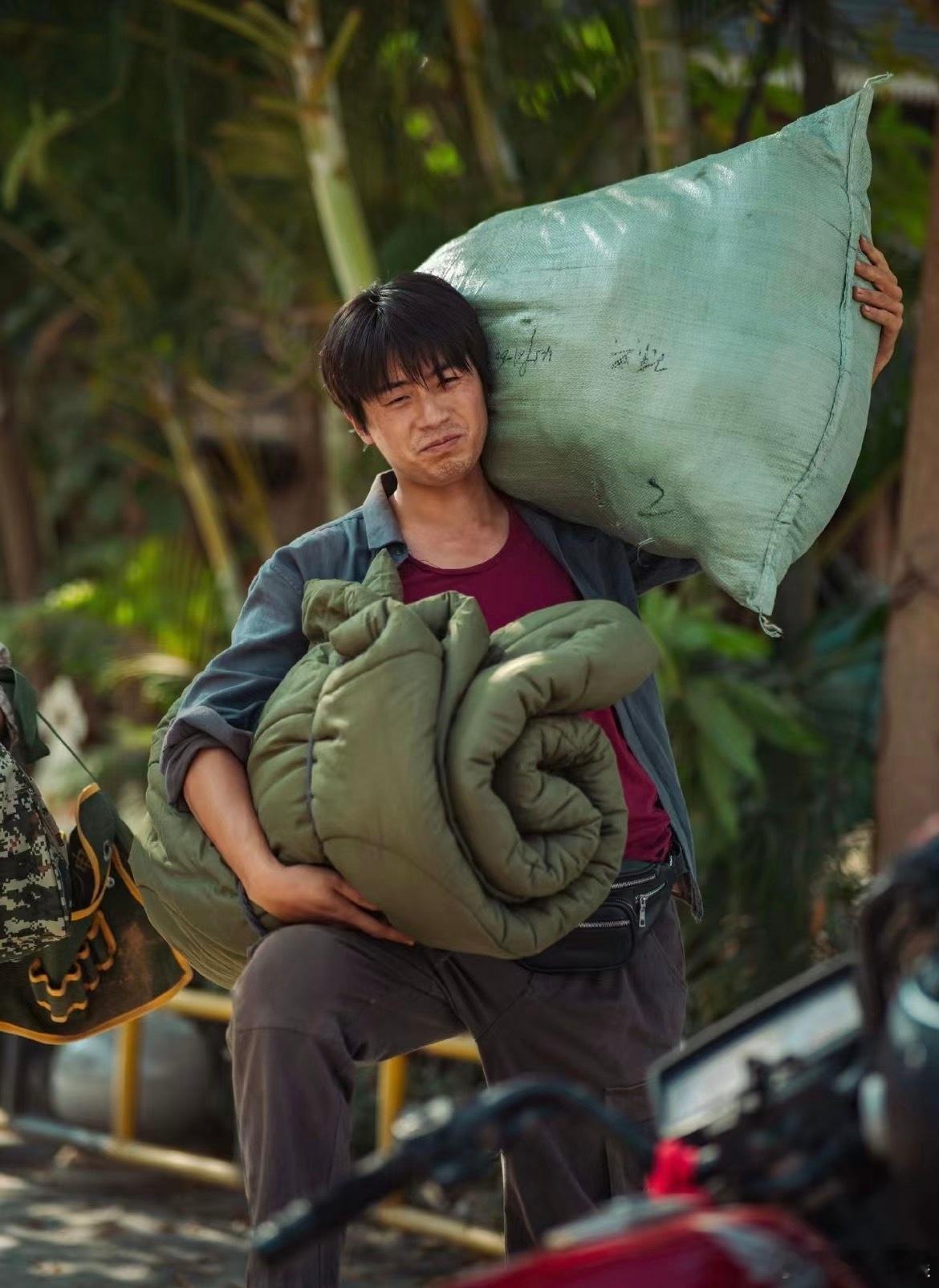 跨越4000公里只为回家团聚很难受啊，明明都是底层打工人但是因为上头不给结工资，