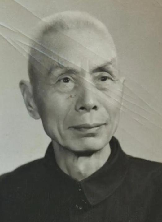 1955年，淮海战役军长陈士章死里逃生，千里奔袭回家，推开家门撞见自家灵堂，妻子