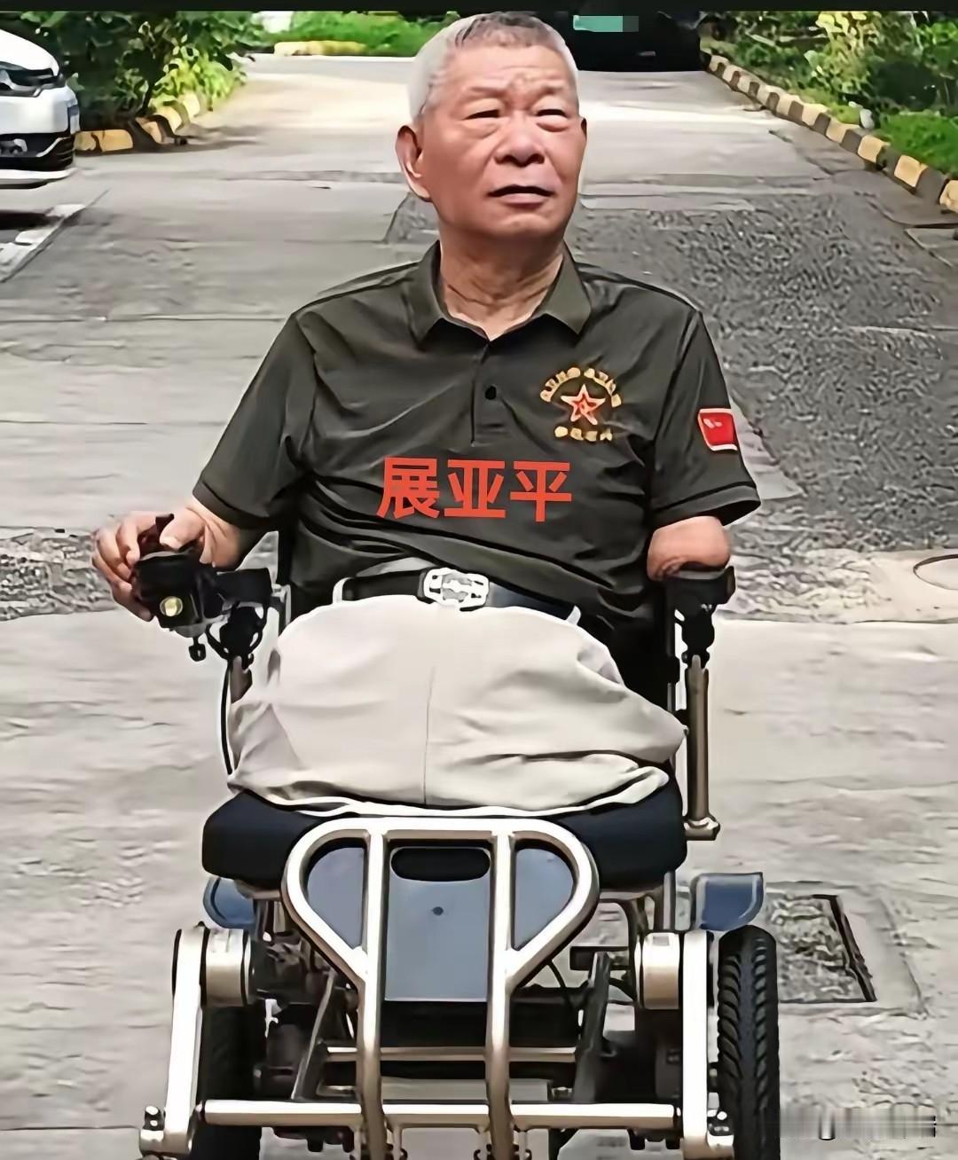 老山一等功臣展亚平在医院疗伤，战斗事迹经报纸报道，引起人们的关注，苏州女工苏绣兰