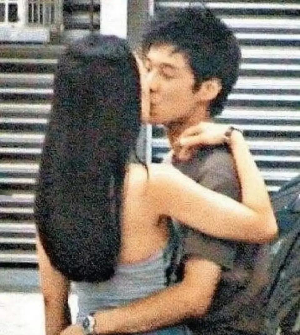 郭晶晶差点就成了章子怡的亲大嫂，章子怡跟她的小叔子约过会，谈过恋爱，还当街亲过嘴