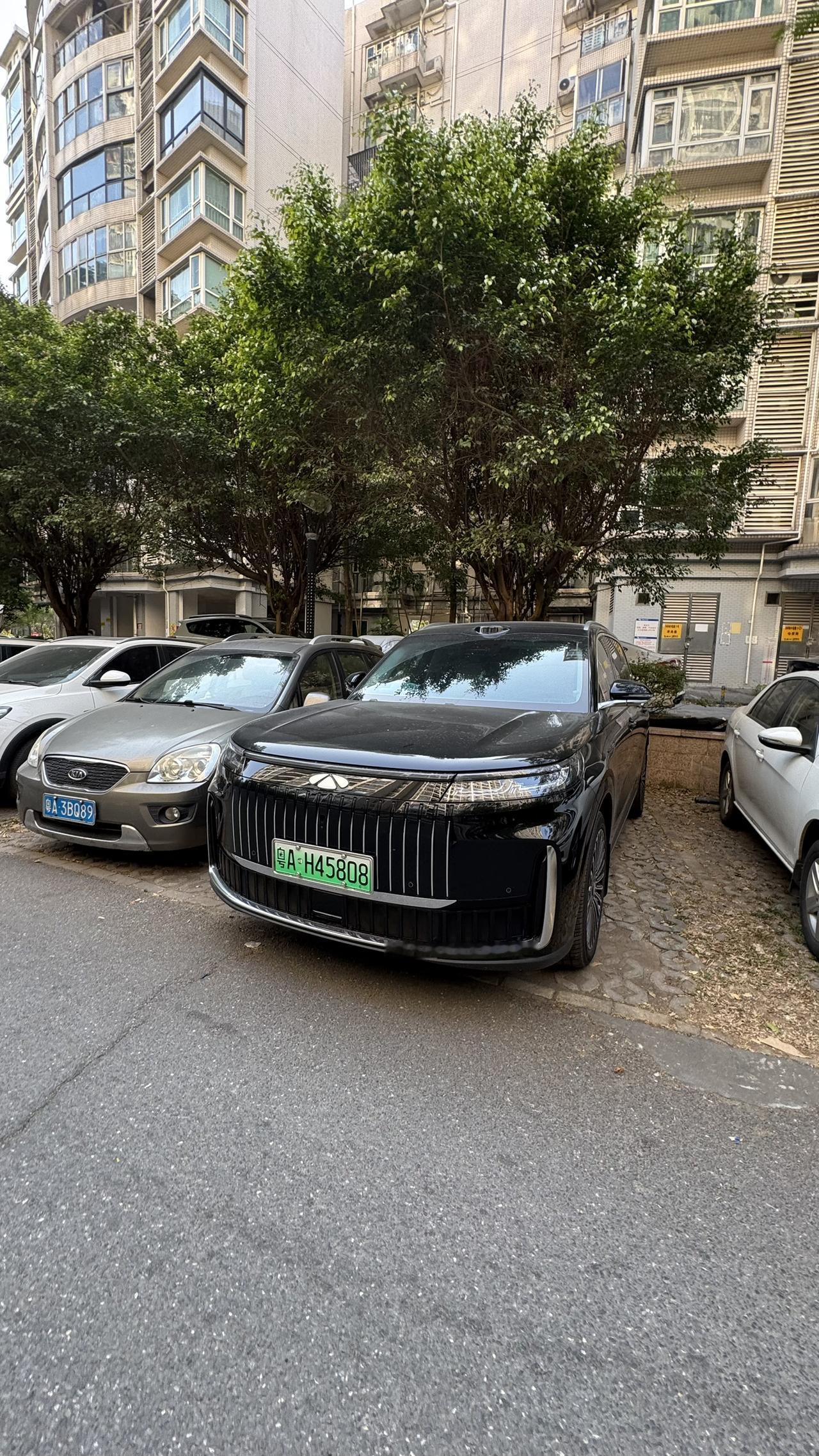 六座增程SUV，家用利器。2+2+2布局，三排都能舒适坐成年人。底盘高级、隔音好