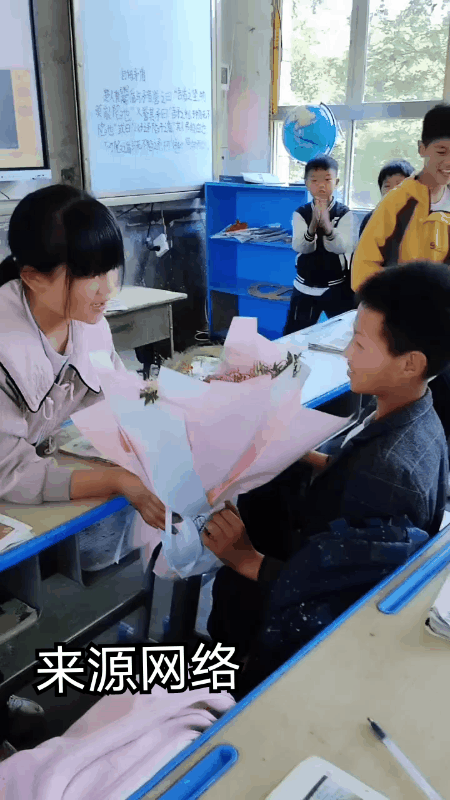 学校里，有一名小女孩向她喜欢的一个小男孩献花表白。
小男孩被女孩这突如其来的一幕