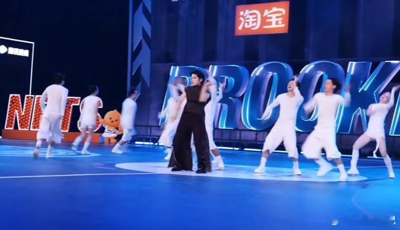 周震南带队冲击篮网啦啦队 从开场秀到选拔考核，周震南全程亲自把关。他说“把舞台交