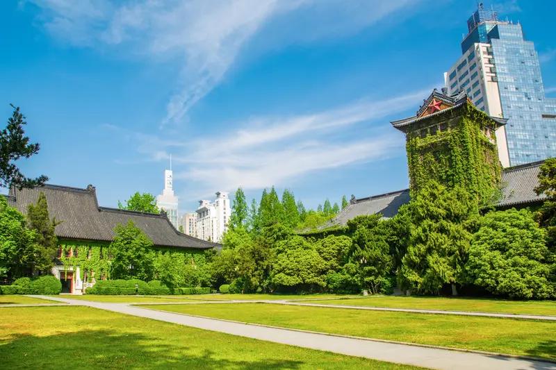 南京高校特色专业和高薪专业
按南京高校分档整理，就业+薪资一目了然，方便快速对比