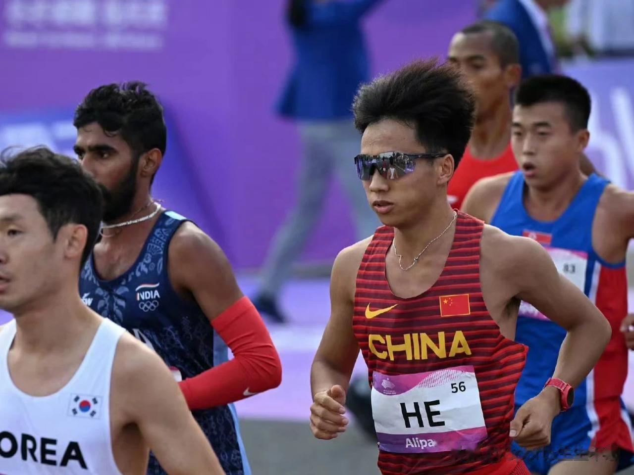 中国男子马拉松与世界水平的差距。
北京时间10月8日，2023芝加哥马拉松赛，肯