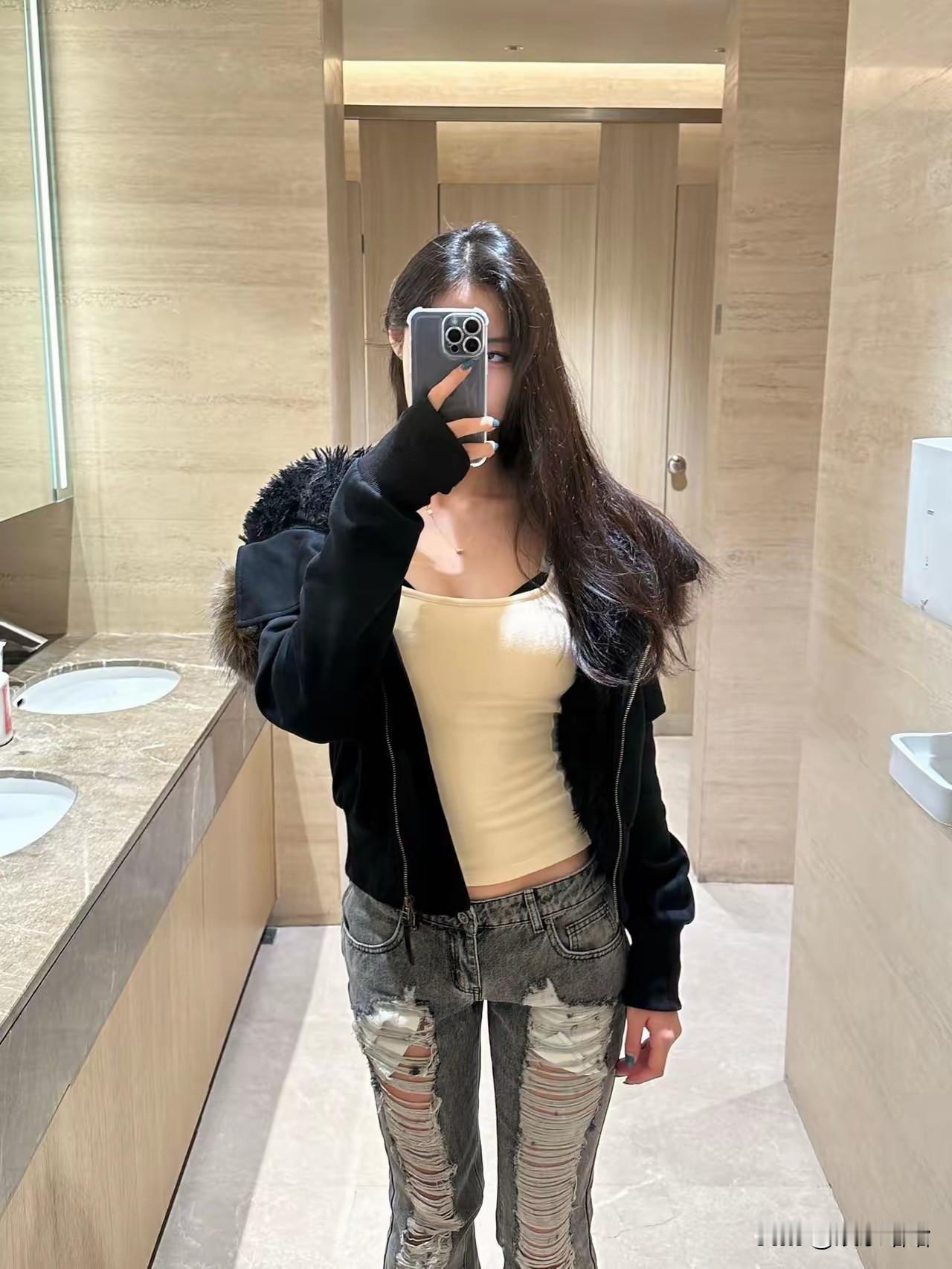 时尚穿搭指南：毛绒外套+破洞牛仔裤，轻松出街！