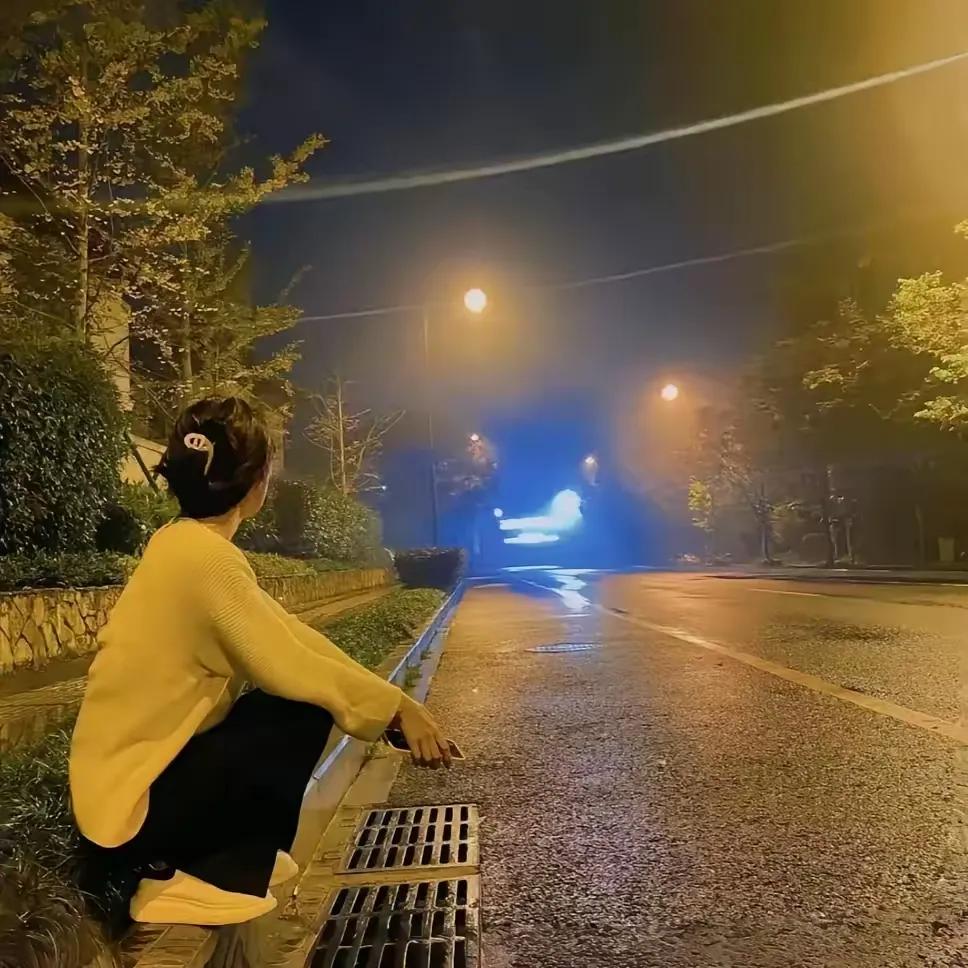 成年人的世界，心里兵荒马乱，嘴上一言不发，眼里看尽人间沧桑。他们在喧嚣尘世中，学