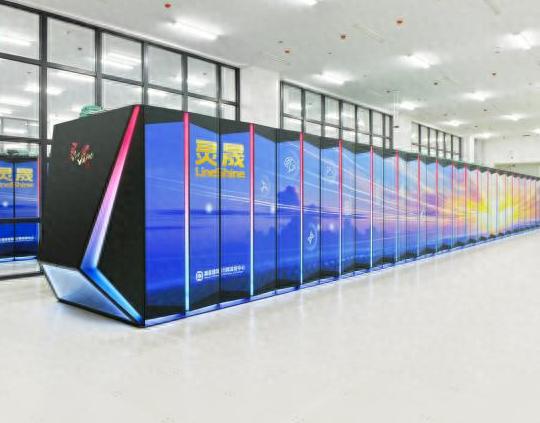 中国超算强势登顶全球第一，硬生生超越美国拿下世界榜首！可就在喜讯传来后，有外媒立