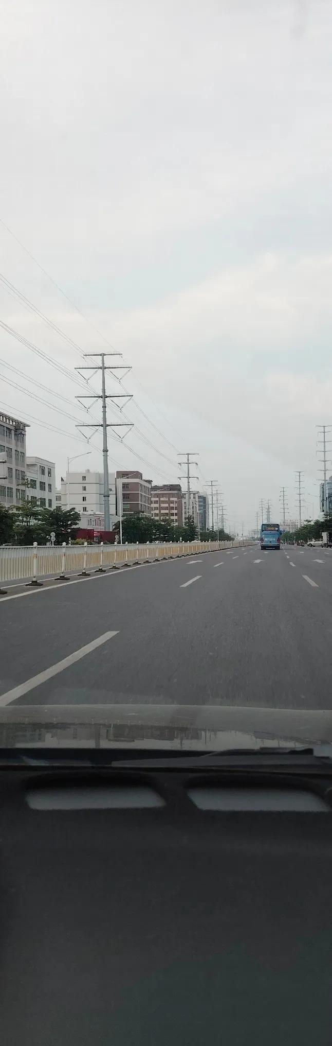图中公路为金鸿公路澄海城区段，扩建后限速60，由于红灯时间长就导致较多车子走汕北