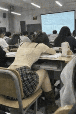 谁还没个早八扛不住的时候，穿搭是精心打扮的，听课是一秒掉线的。
本想美美的来上课