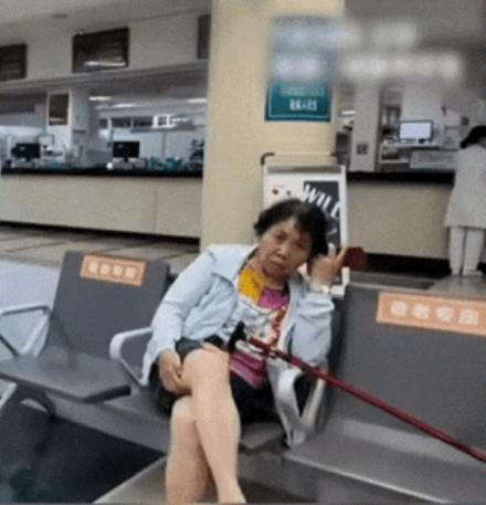 火到央视网了！2025年，江苏，一男子偶遇15年未见的高中班主任，男子一眼就认出