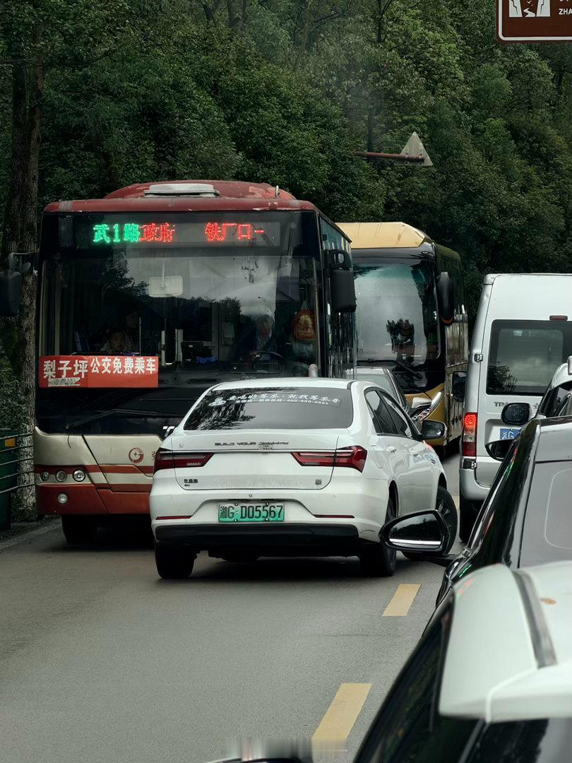 堵车的祸根往往都是这样～ ​​​