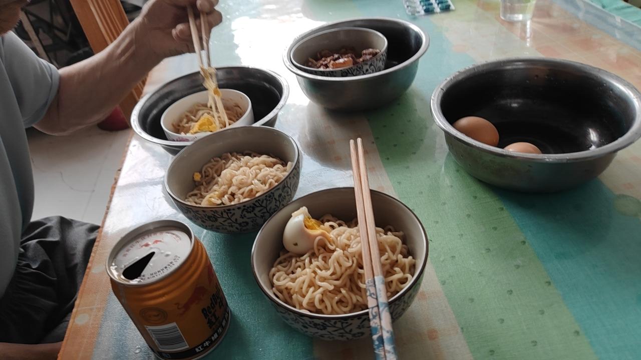 一滴雨砸在蚊子翅膀上，它不会硬抗，而是顺势向一侧倾斜50度，让雨滴顺着翅膀滑落；