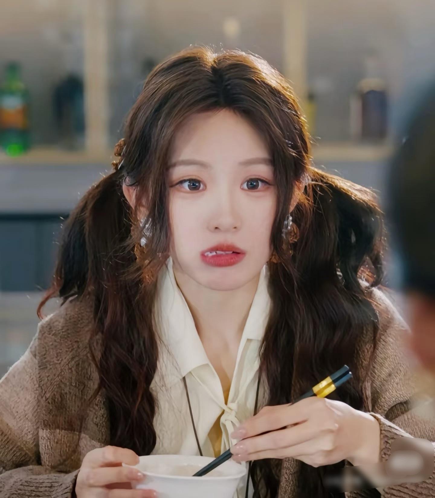 难得有女演员hold得住双马尾 