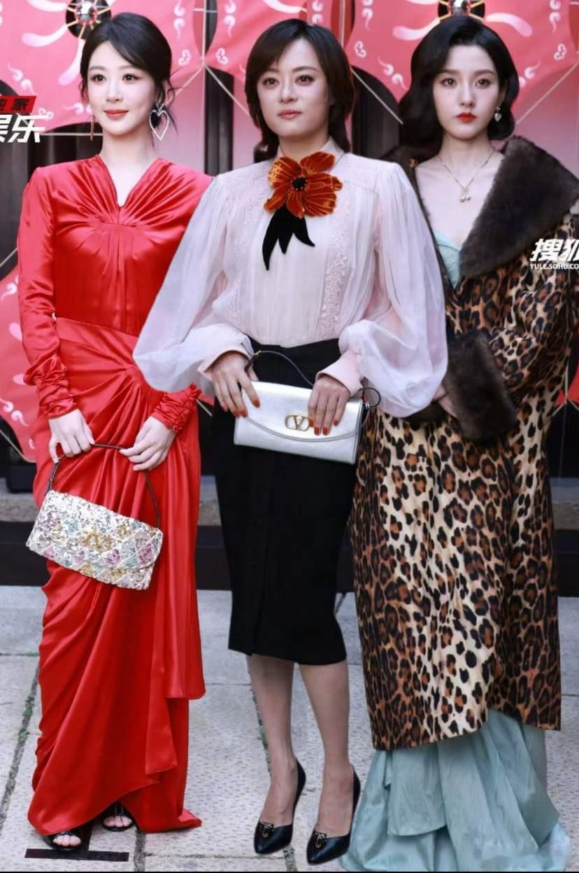 华路天伦活动现场，孙俪状态真好，直接秒了宋祖儿和杨紫！孙俪腰臀比例生过两个娃，状