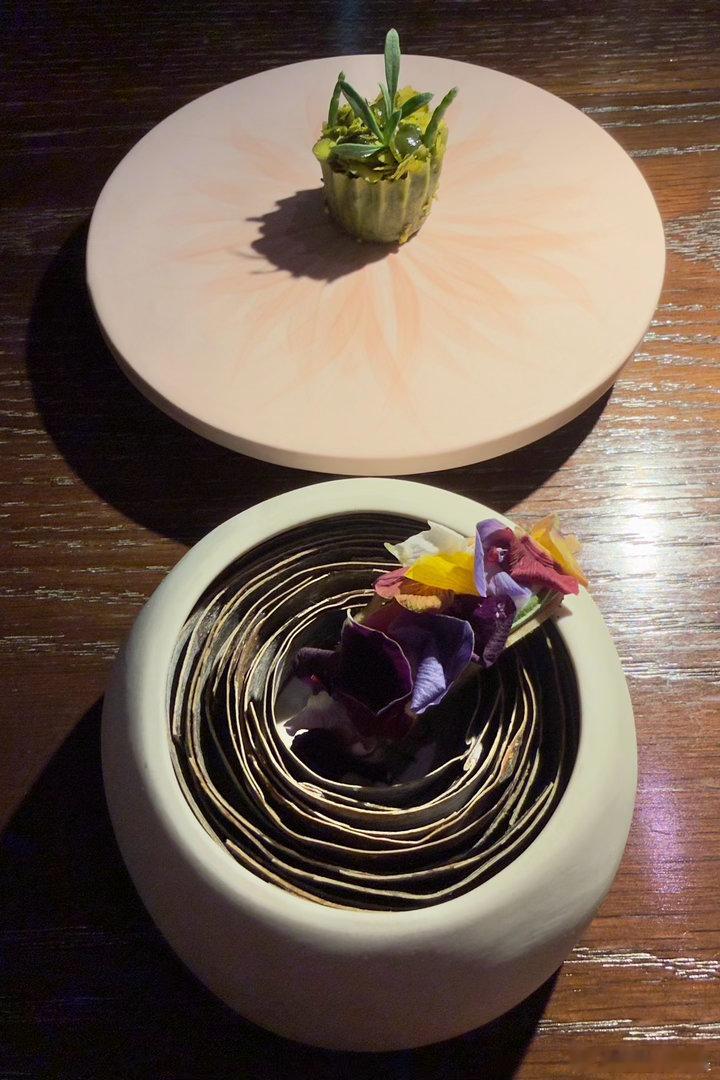 水晶屋，香港米其林二星法餐。主厨来自里昂地区。开胃小点第一道是卡多雷生蚝（Cad