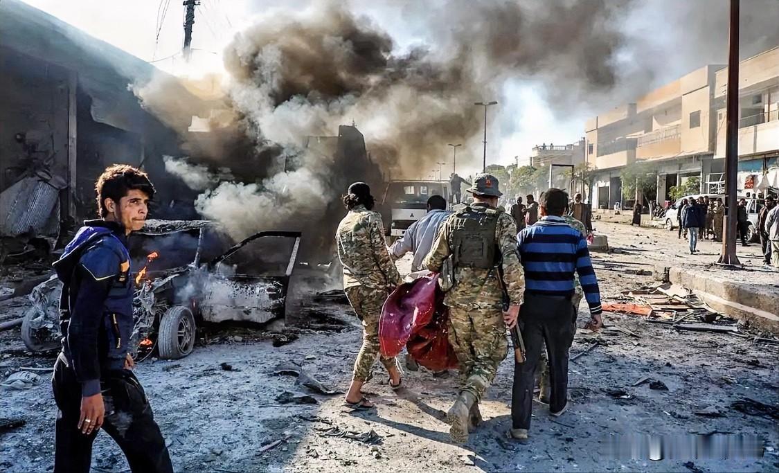 特朗普终究还是没忍住。

那个标榜“任内无战事”的承诺，在一小时的空袭里碎了一地